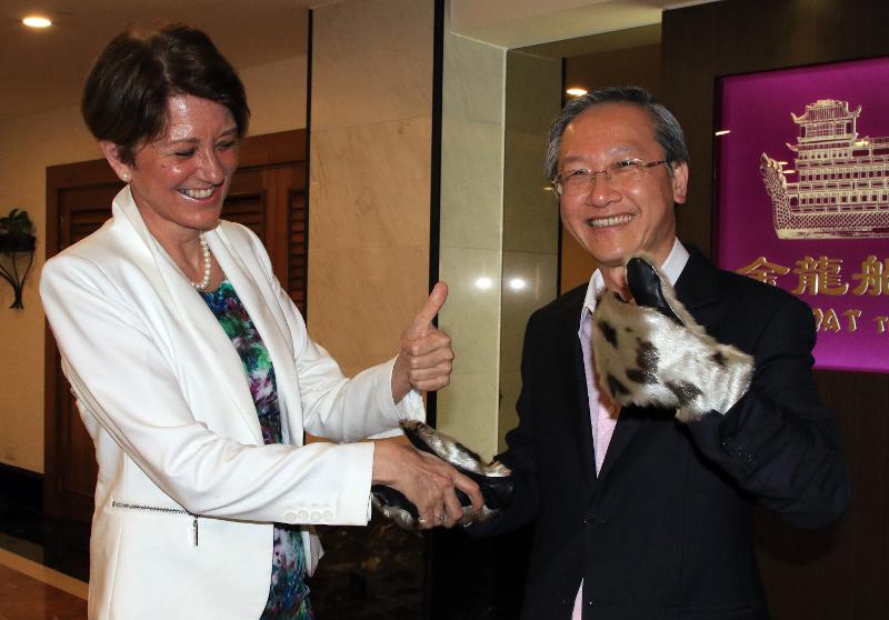 Prorektor Wenche Jakobsen sammen med minister Sam Tan, som fikk selskinnsvotter i gave fra UiT. 